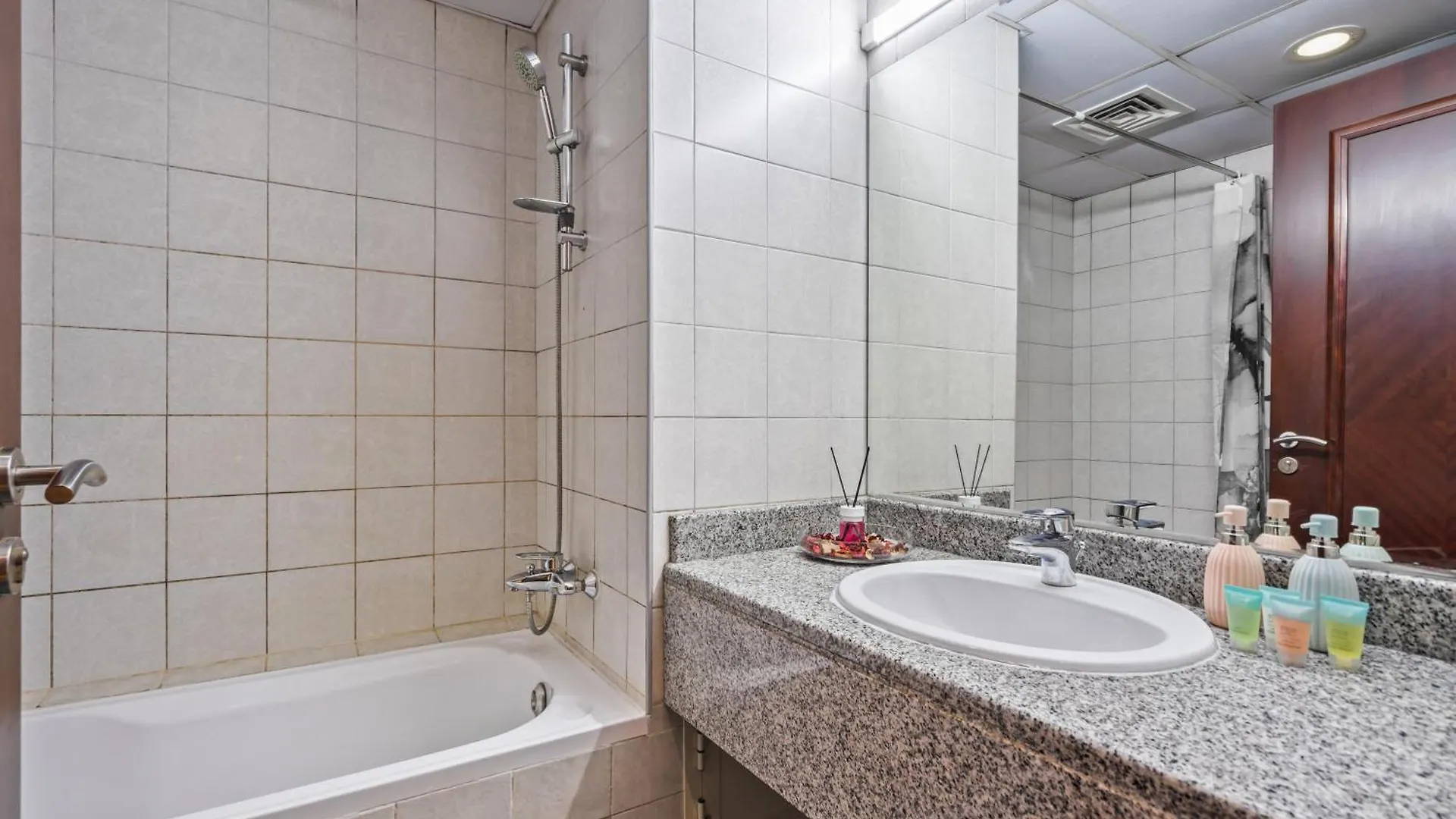 Apartment Sunny Studio Perfect For Discovery Gardens Stays Dubai